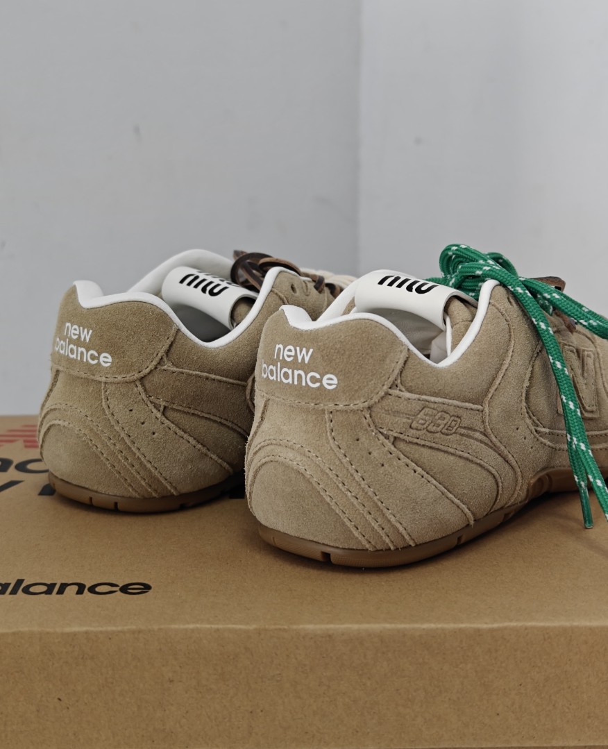 Женские замшевые бежевые кроссовки New Balance Miu Miu