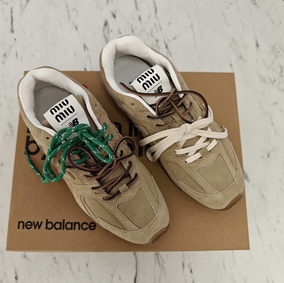 Женские замшевые бежевые кроссовки New Balance Miu Miu