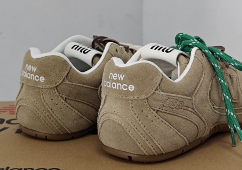 Женские замшевые бежевые кроссовки New Balance Miu Miu