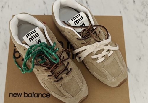 Женские замшевые бежевые кроссовки New Balance Miu Miu