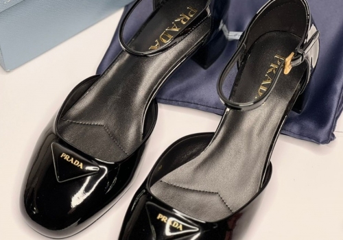 Кожаные черные туфли Prada на низком каблуке