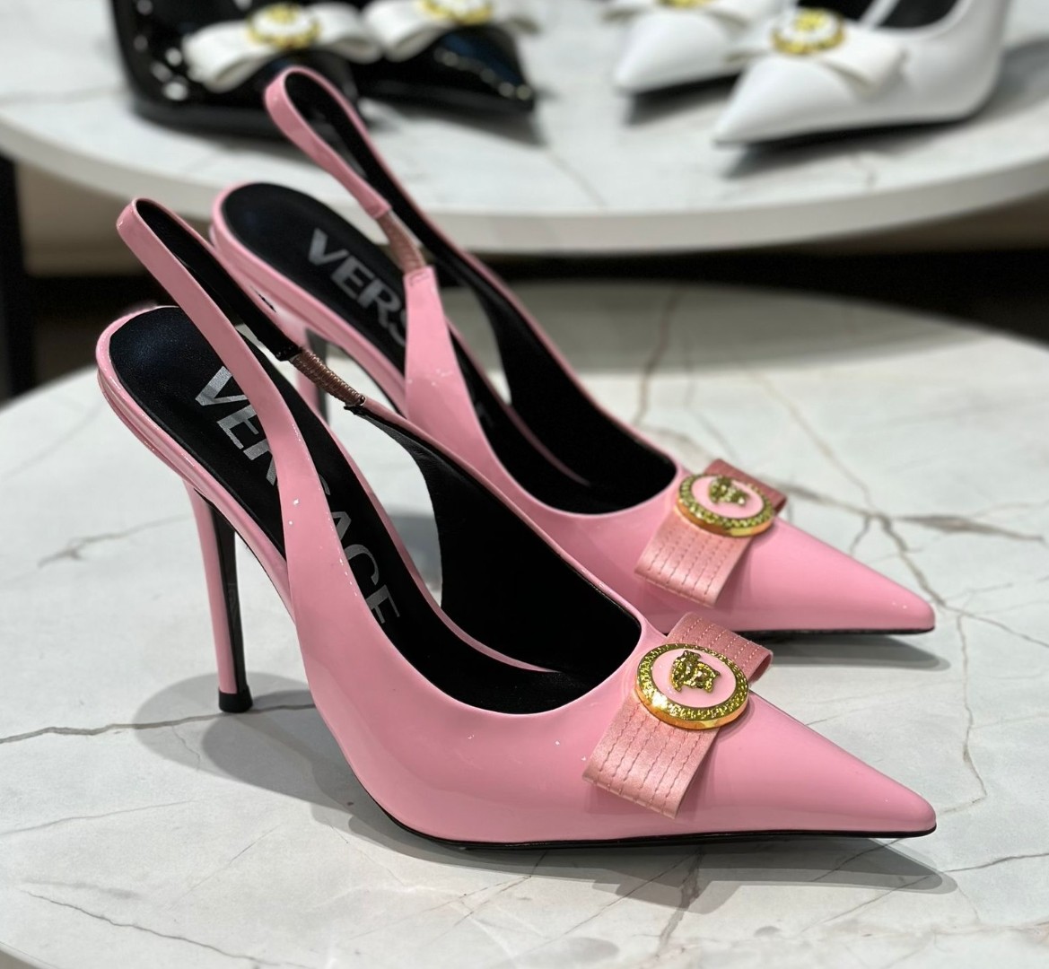 Розовые лаковые босоножки Versace