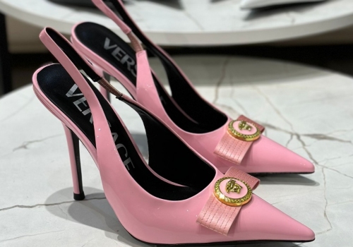 Розовые лаковые босоножки Versace