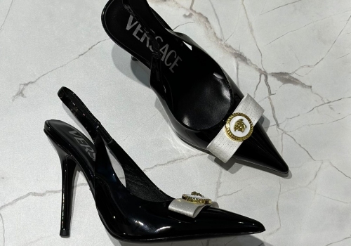 Черные с белым лаковые босоножки Versace