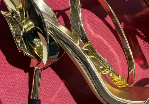 Женские кожаные босоножки Valentino золотые