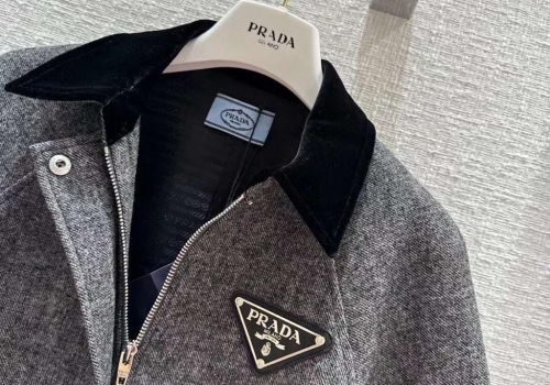 Серое пальто Prada