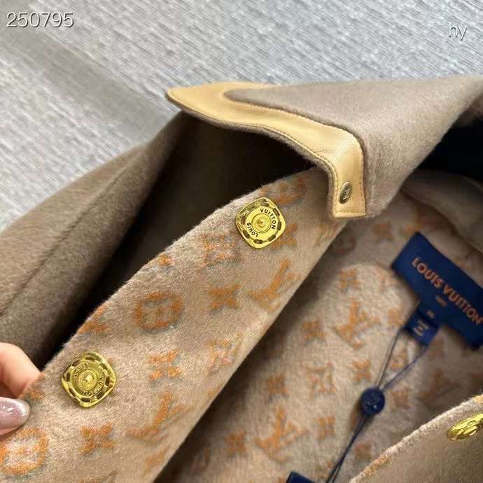 Женское бежевое пальто Louis Vuitton