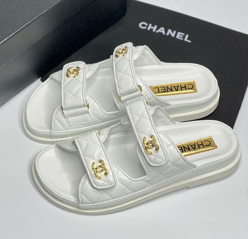 Женские кожаные белые шлепанцы Chanel