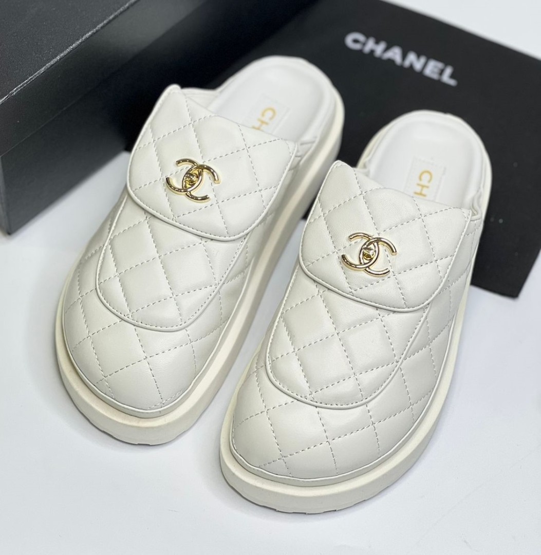 Женские кожаные белые мюли Chanel