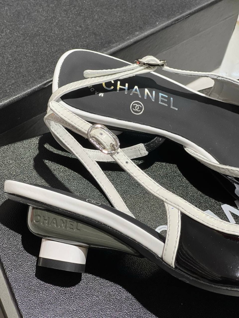 Кожаные босоножки Chanel черные с белым