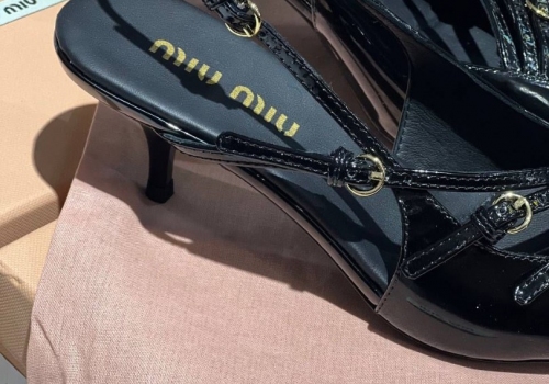Черные кожаные босоножки Miu Miu на низком каблуке