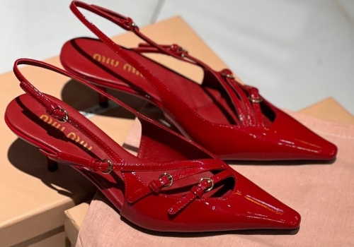 Красные кожаные босоножки Miu Miu на низком каблуке