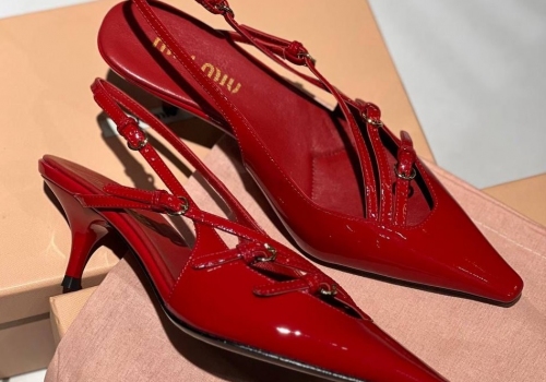 Красные кожаные босоножки Miu Miu на низком каблуке