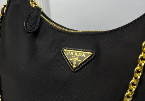 Женская черная сумка Prada Re-Edition 2000