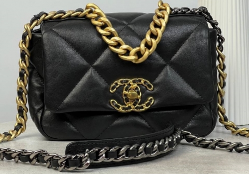 Кожаная сумка Chanel 19 черная 21 cm
