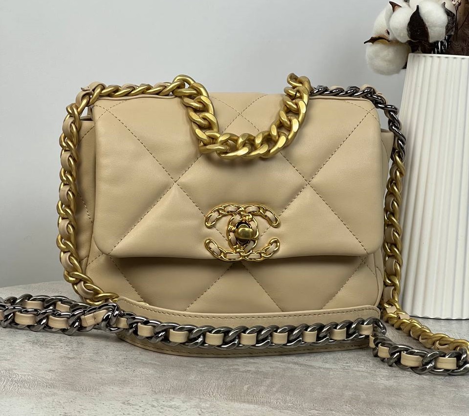 Кожаная сумка Chanel 19 бежевая 21 cm