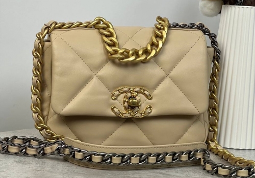 Кожаная сумка Chanel 19 бежевая 21 cm