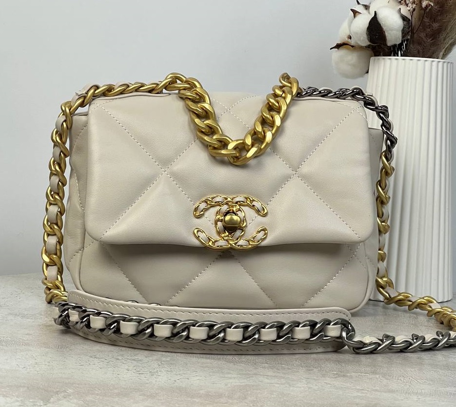 Кожаная сумка Chanel 19 молочная 21 cm