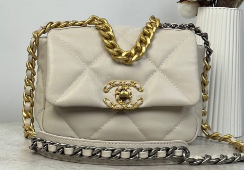 Кожаная сумка Chanel 19 молочная 21 cm