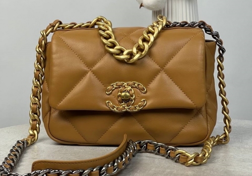 Кожаная сумка Chanel 19 коричневая 21 cm