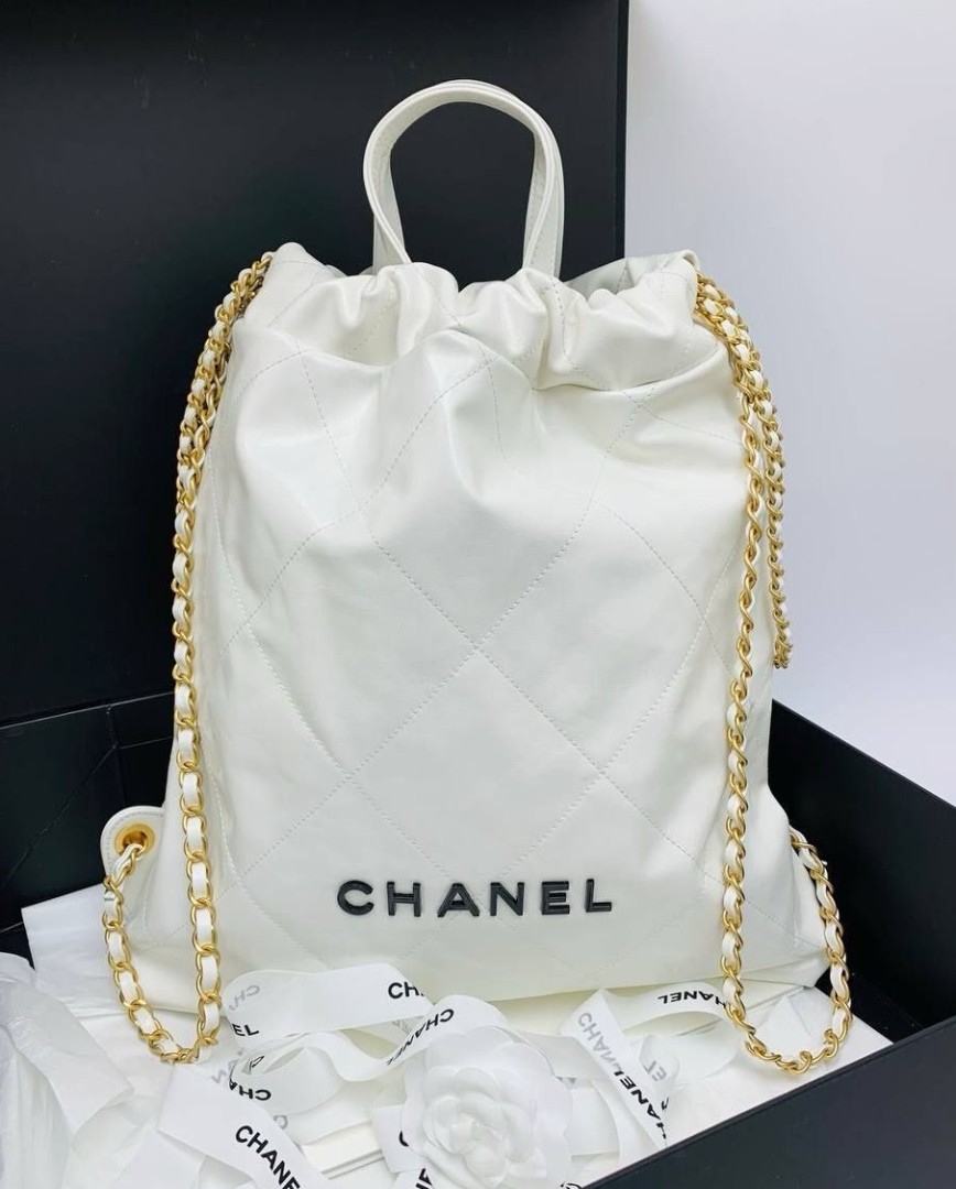 Белый кожаный женский рюкзак Chanel 22