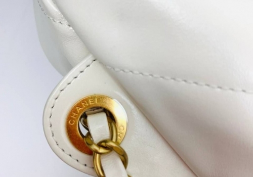 Белый кожаный женский рюкзак Chanel 22
