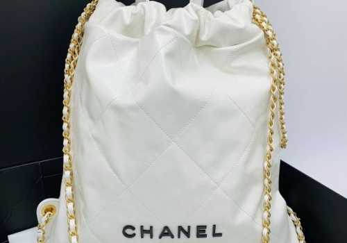 Белый кожаный женский рюкзак Chanel 22