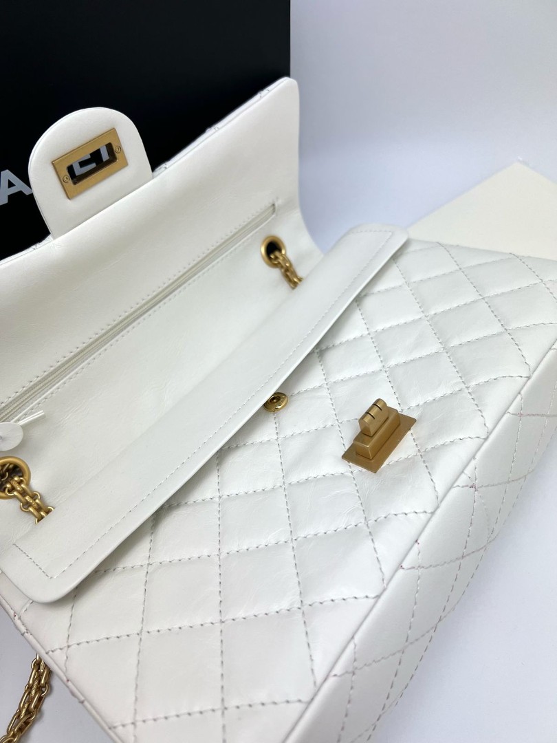 Кожаная белая сумка Chanel 2.55 Classic