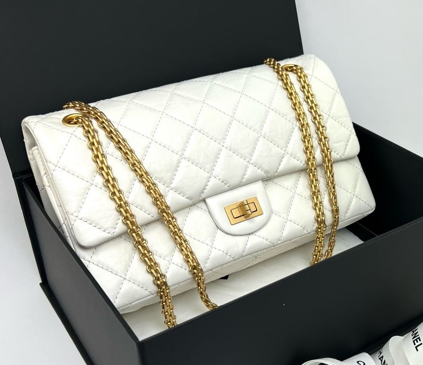 Белая кожаная сумка Chanel 2.55 Jumbo на цепочке
