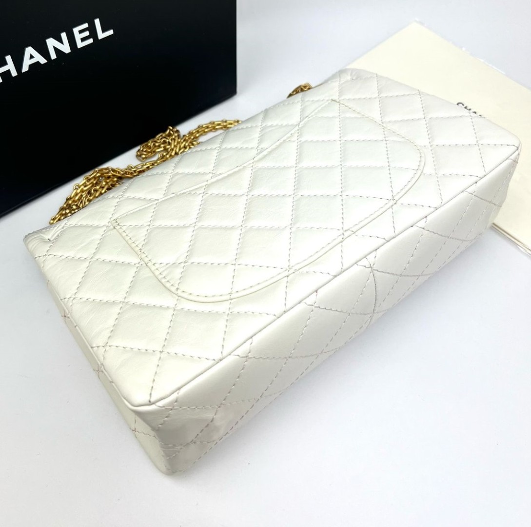 Белая кожаная сумка Chanel 2.55 Flap-Bag Jumbo на цепочке