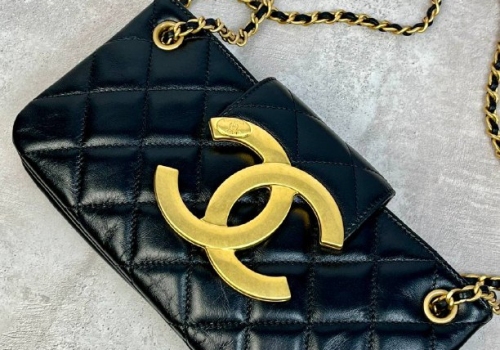 Черная сумочка из кожи Chanel