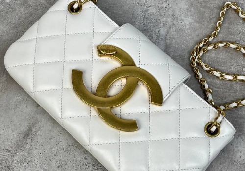 Белая сумочка из кожи Chanel