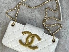Белая сумочка из кожи Chanel