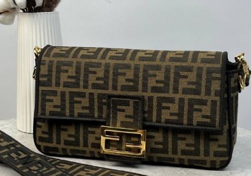 Женская коричневая сумка Fendi Baguette из текстиля
