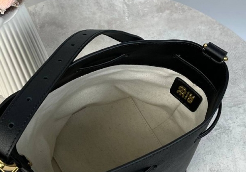 Женская кожаная сумка Miu Miu Bucket черная