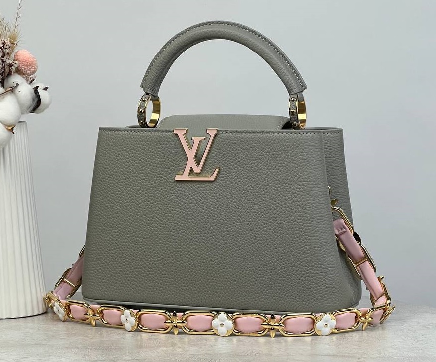 Серая кожаная сумка Louis Vuitton New Capucines BB