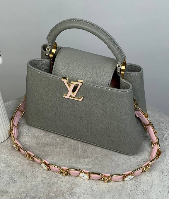 Серая кожаная сумка Louis Vuitton New Capucines BB