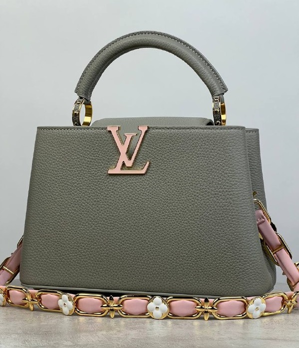 Серая кожаная сумка Louis Vuitton New Capucines BB