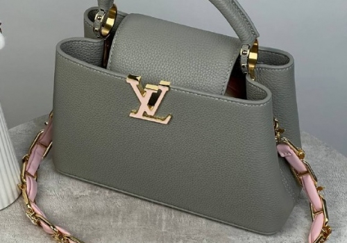 Серая кожаная сумка Louis Vuitton New Capucines BB