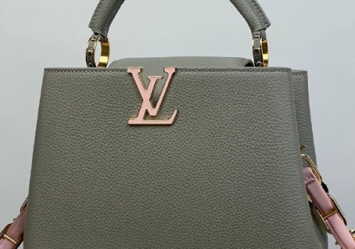 Серая кожаная сумка Louis Vuitton New Capucines BB