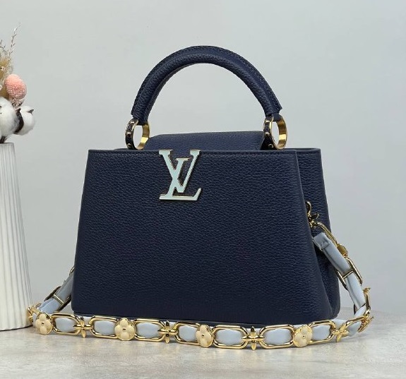 Синяя кожаная сумка Louis Vuitton New Capucines BB