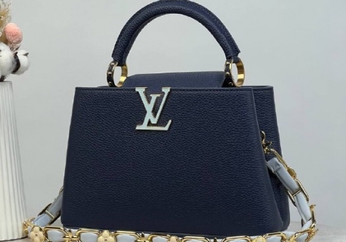 Синяя кожаная сумка Louis Vuitton New Capucines BB