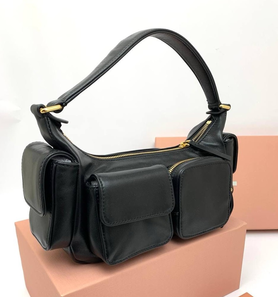 Женская черная кожаная сумка Miu Miu Pocket