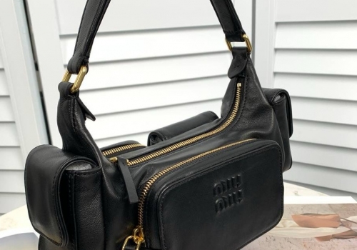 Женская черная кожаная сумка Miu Miu Pocket