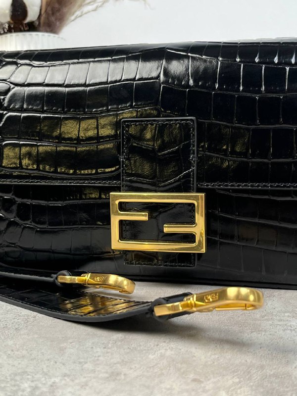 Женская черная кожаная сумка Fendi Baguette