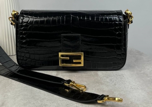Женская черная кожаная сумка Fendi Baguette