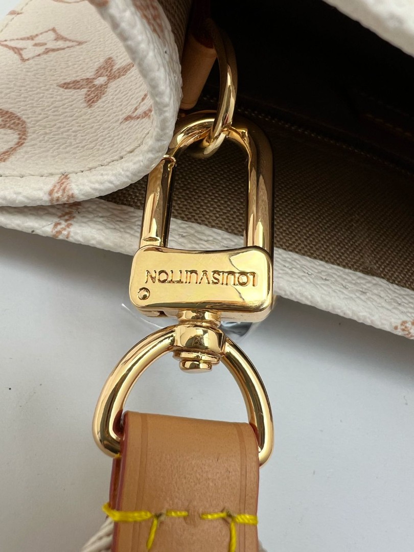 Женская сумка Louis Vuitton Onthego BB белая