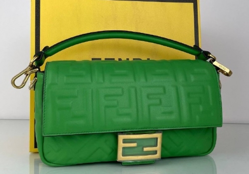 Женская кожаная зеленая сумка Fendi Baguette