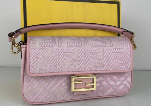 Женская розовая сумка из текстиля Fendi Baguette