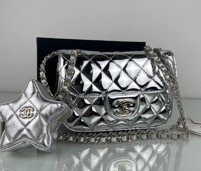 Кожаная серебристая сумочка Chanel Star Coin Purse Mini
